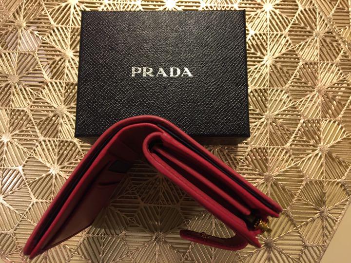 PRADA プラダ 財布 ピンク 新品未使用 美人姉妹 PRADA 新品未使用 ピンク 財布 プラダ 折り財布