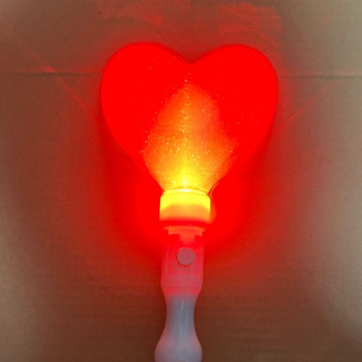 メルカリ 新品 赤 ハート型ペンライト ハートペンライト ペンライト キンブレ アイドル 777 中古や未使用のフリマ