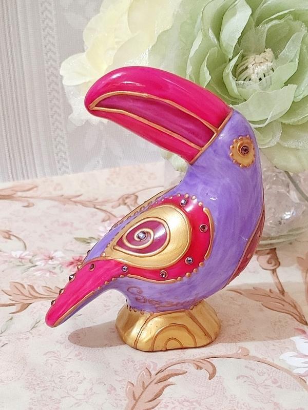 カラフルなトゥカンの陶器置物