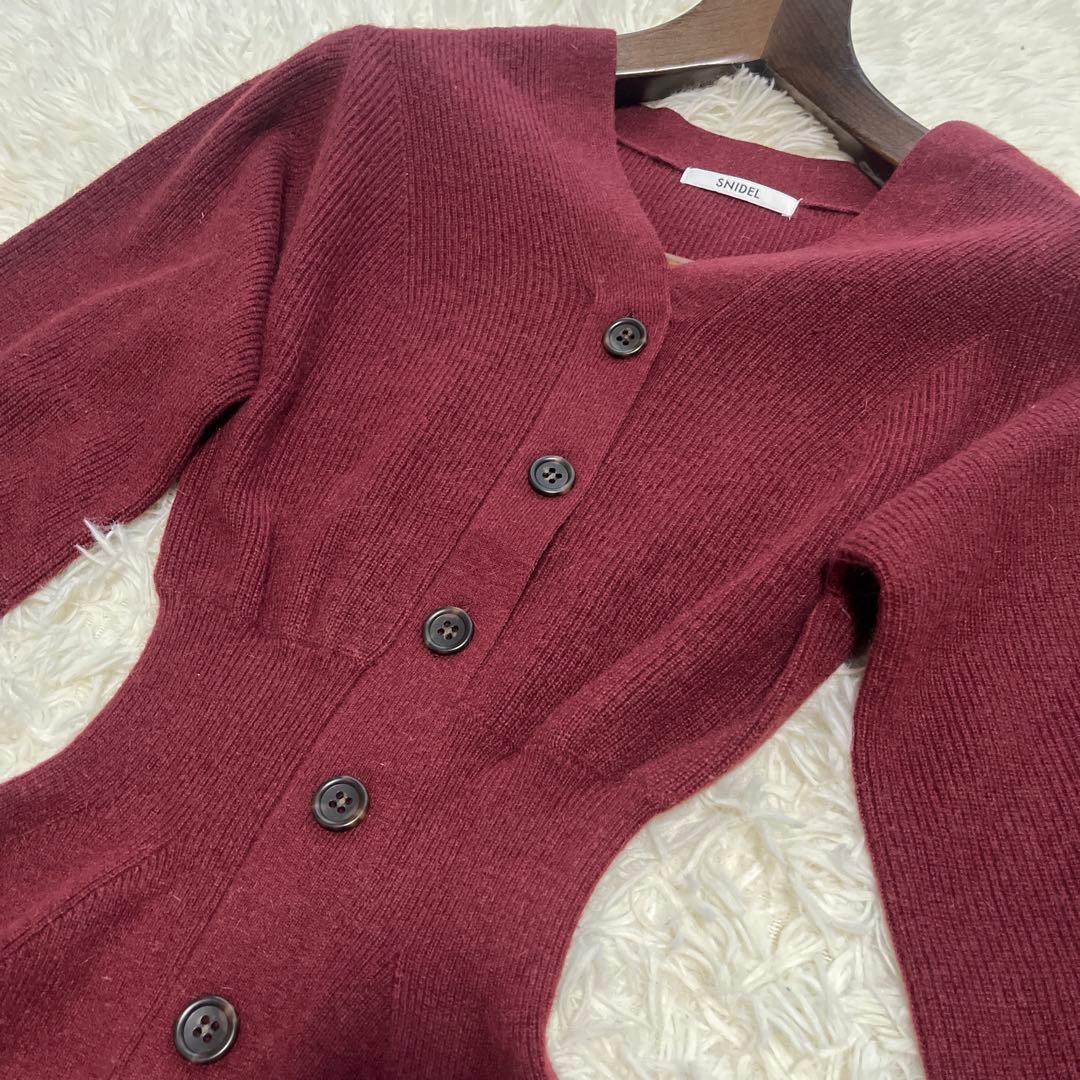 【12/20〜26SALE】 SNIDEL フロントボタンニットワンピース 赤