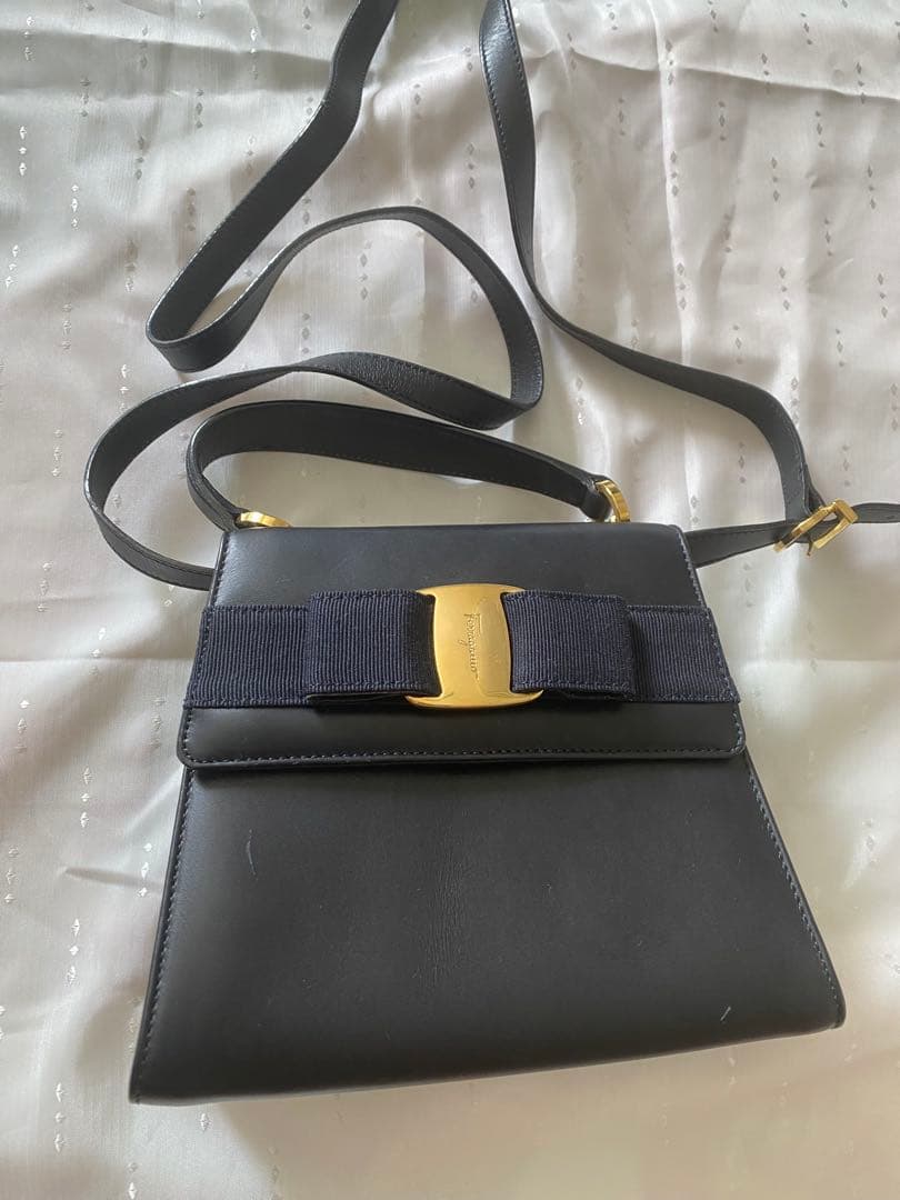 サルヴァトーレフェラガモ　ハンドバッグ ヴァラ ネイビー 2way レザー　濃紺