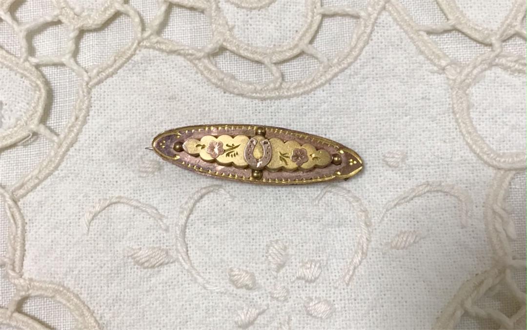 アンティーク 馬蹄 勿忘草 ワスレナグサ刻印A.J.C ゴールド ミニ ブローチ アクセサリー