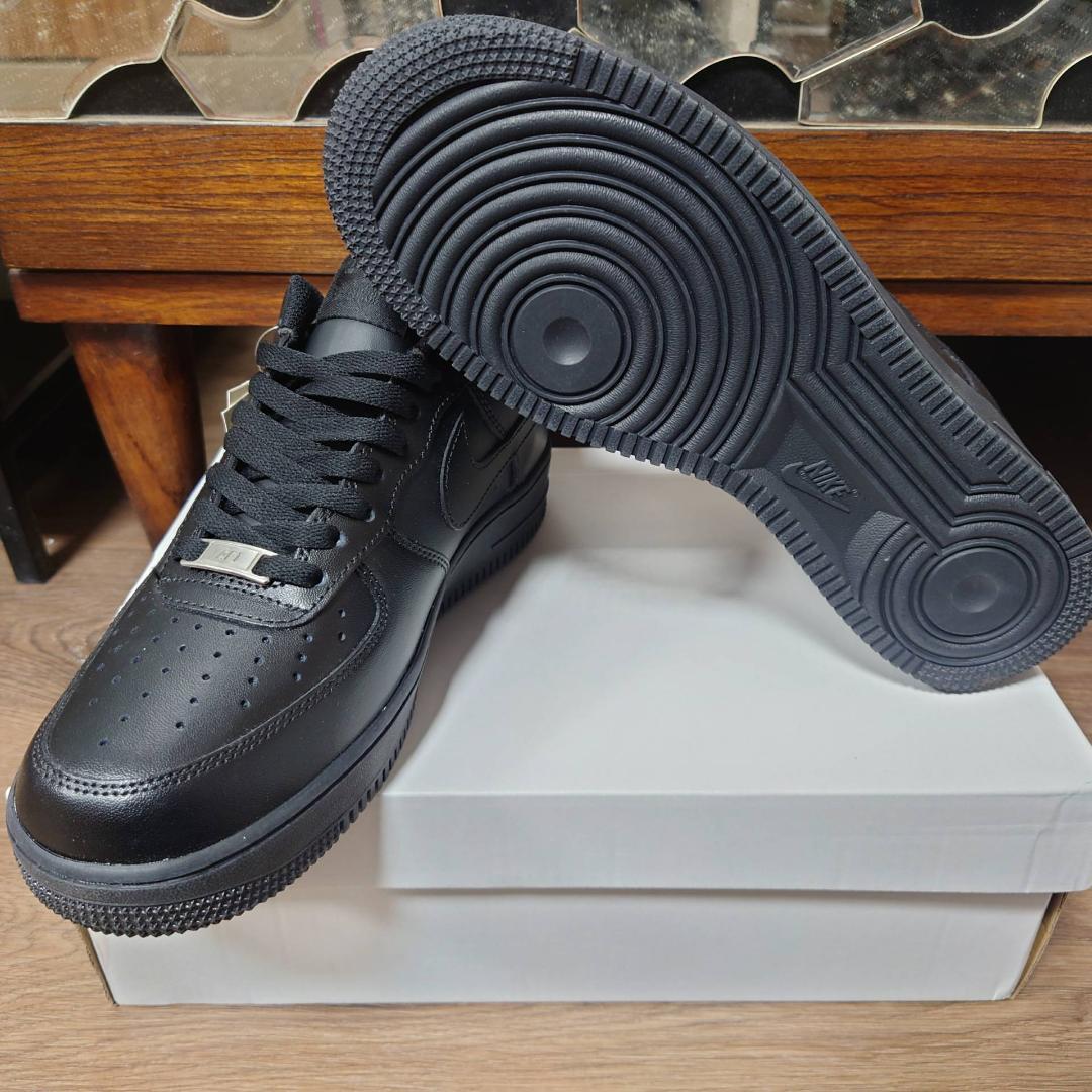 新品　Nike Air Force 1 ブラックスニーカー　28.5㎝