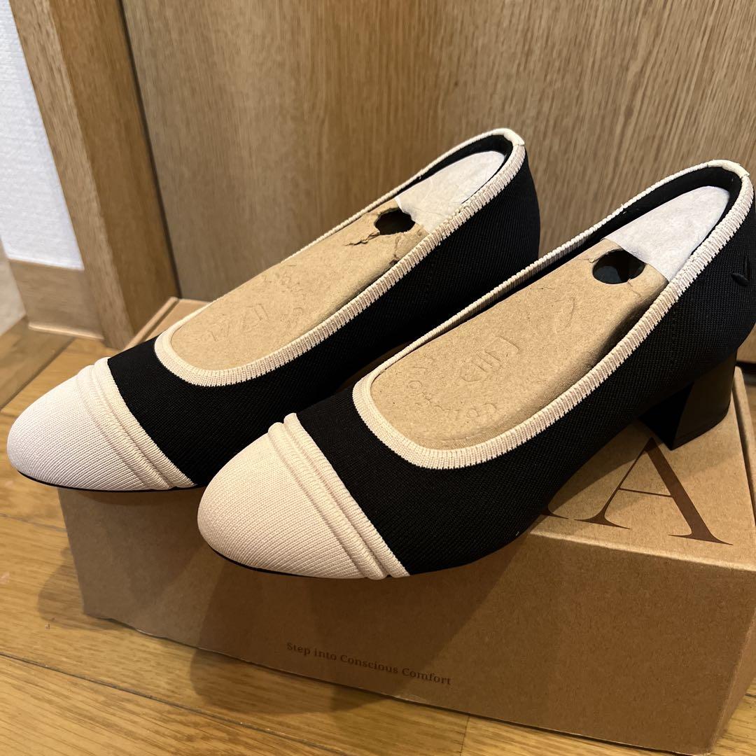 Vivaia ブラックとホワイトのパンプス