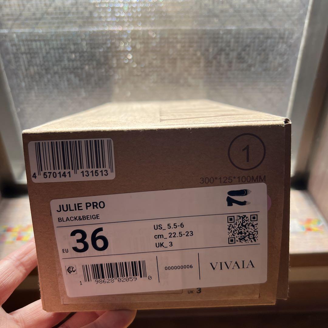Vivaia ブラックとホワイトのパンプス