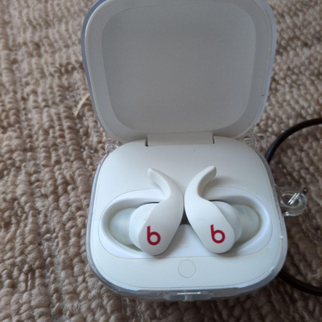 Beats Fit Proワイヤレスイヤホン ホワイト　 充電ケース付き