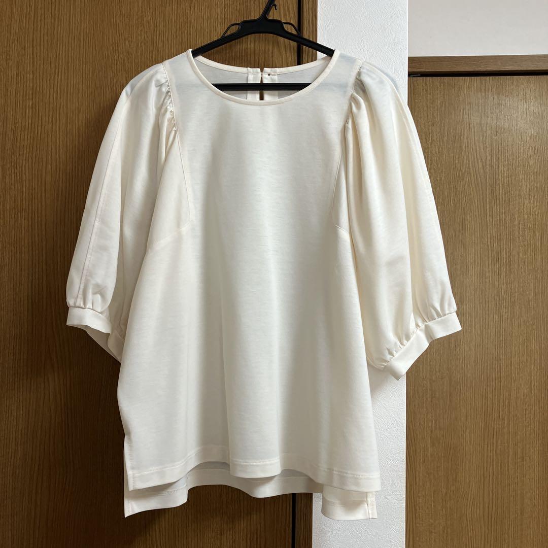 新品、未使用　J IZZO アイボリーのトップス　五分袖