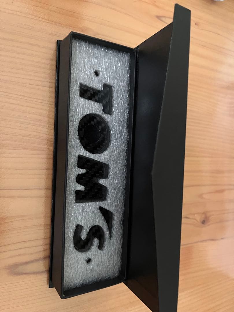 新品　トムス(Tom’s) TOMSエンブレム カーボン 08233-TS004