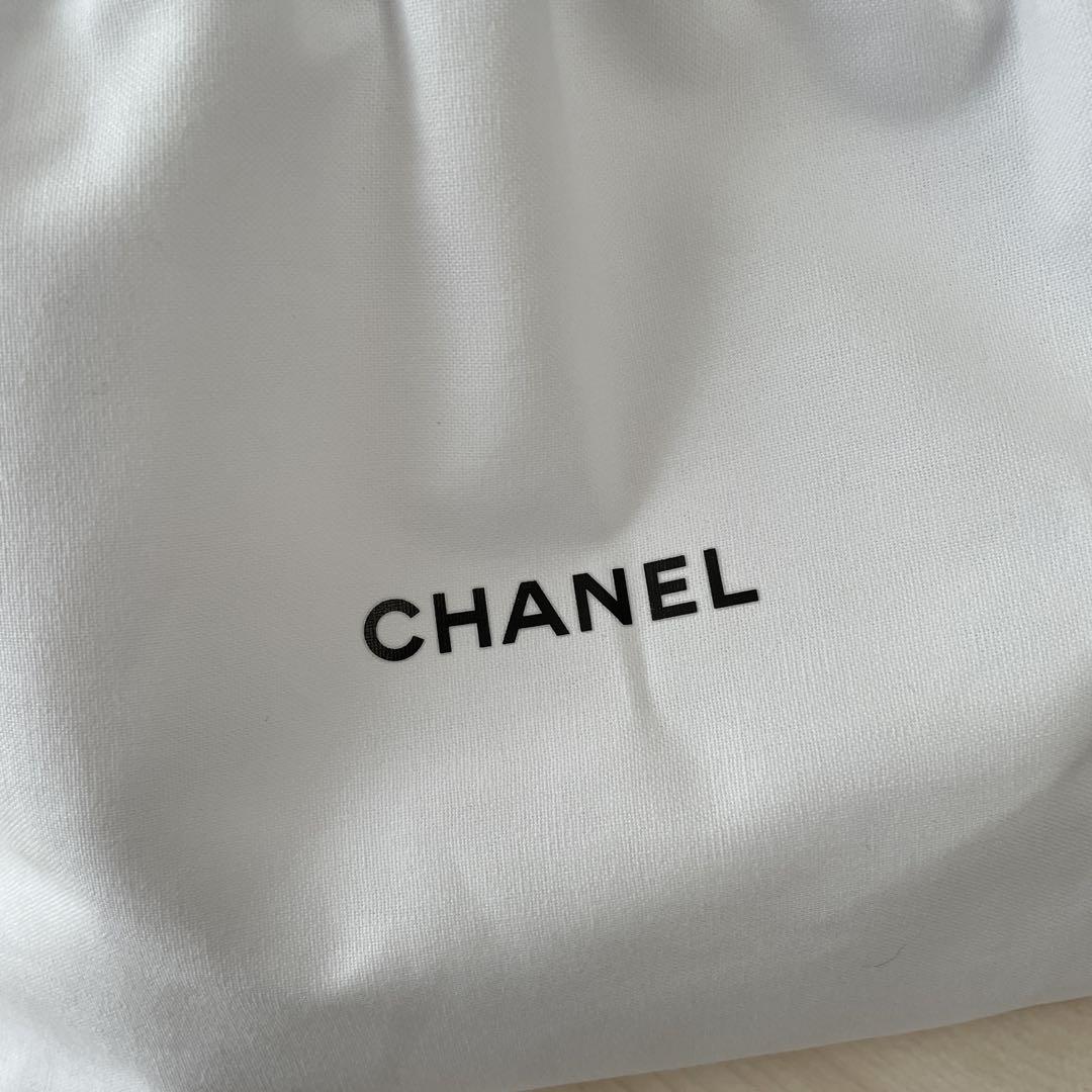 某メーカー CHANEL ホワイト 巾着袋 - メルカリ 財布・ケース・小物入れ