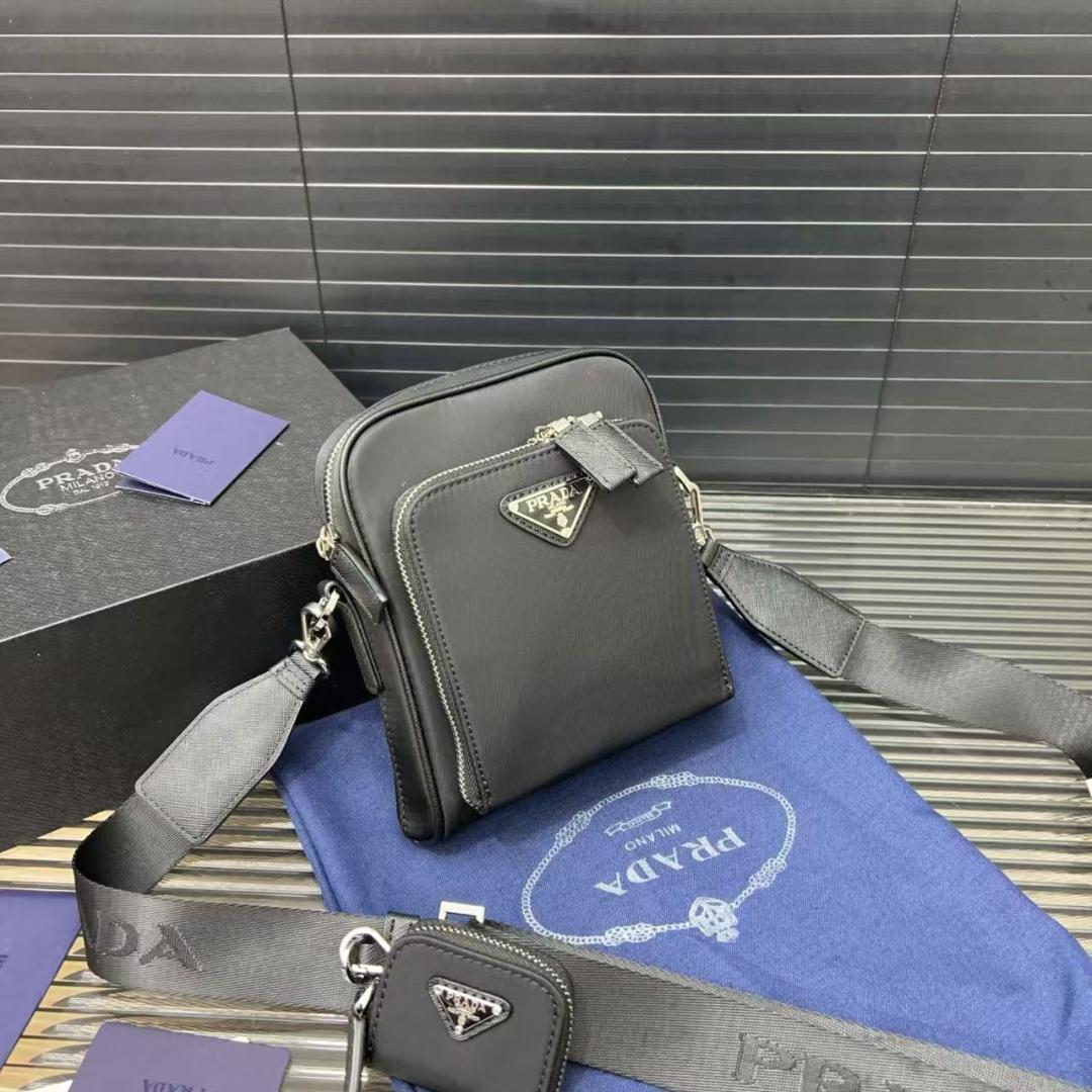 PRADA ブラック スマホショルダーバッグ