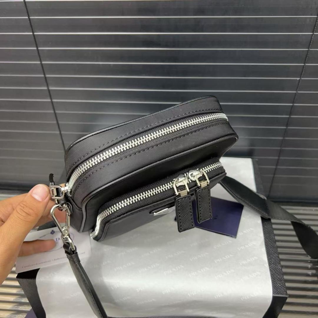 PRADA ブラック スマホショルダーバッグ