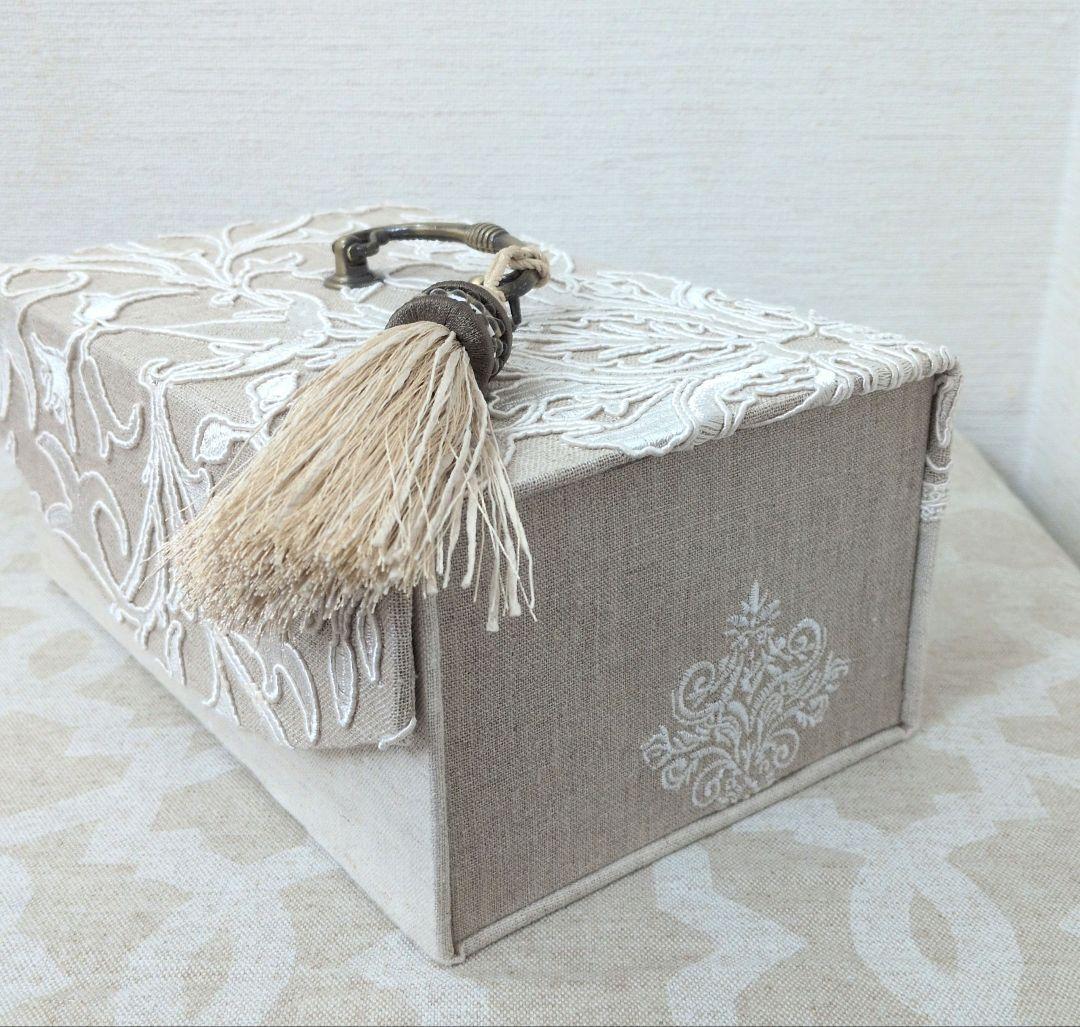 イギリスの刺繍生地で♡カルトナージュのお道具箱(生徒様