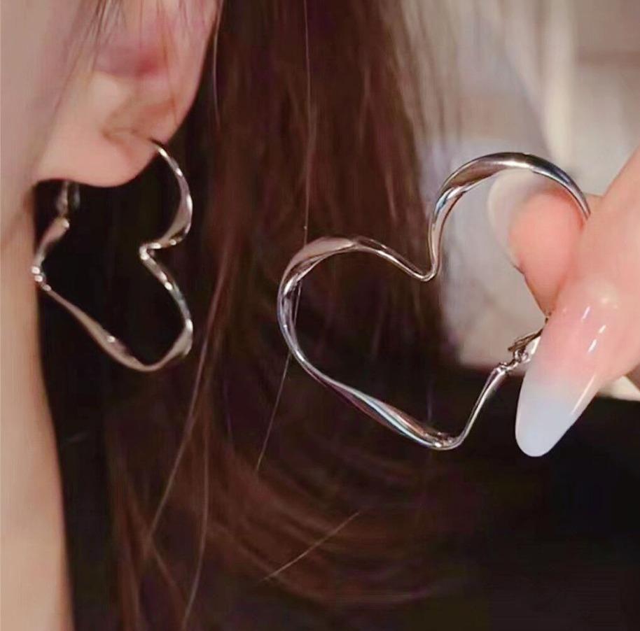 シルバー　シンプル　ハート型　ピアス　うねうね