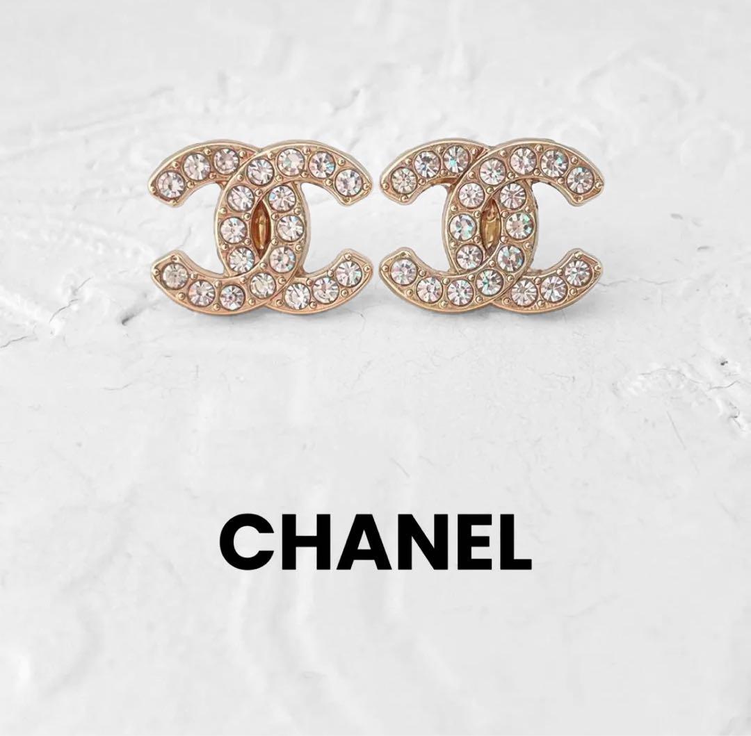 【クラシックな気品】CHANEL ヴィンテージ調ボタンピアス CHANEL】ヴィンテージ ボタン ピアス ゴールド ビジュー - メルカリ