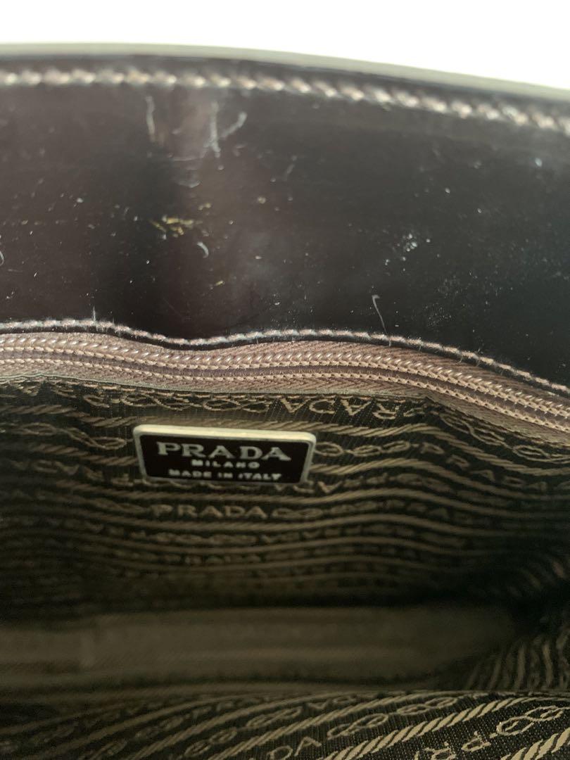 PRADA ガラスレザーショルダーバッグ　焦げ茶