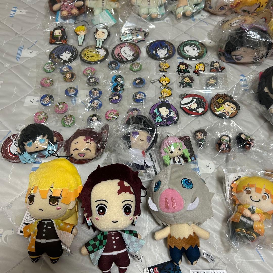鬼滅の刃 寝そべり ぬいぐるみ 一番くじ 缶バッジ