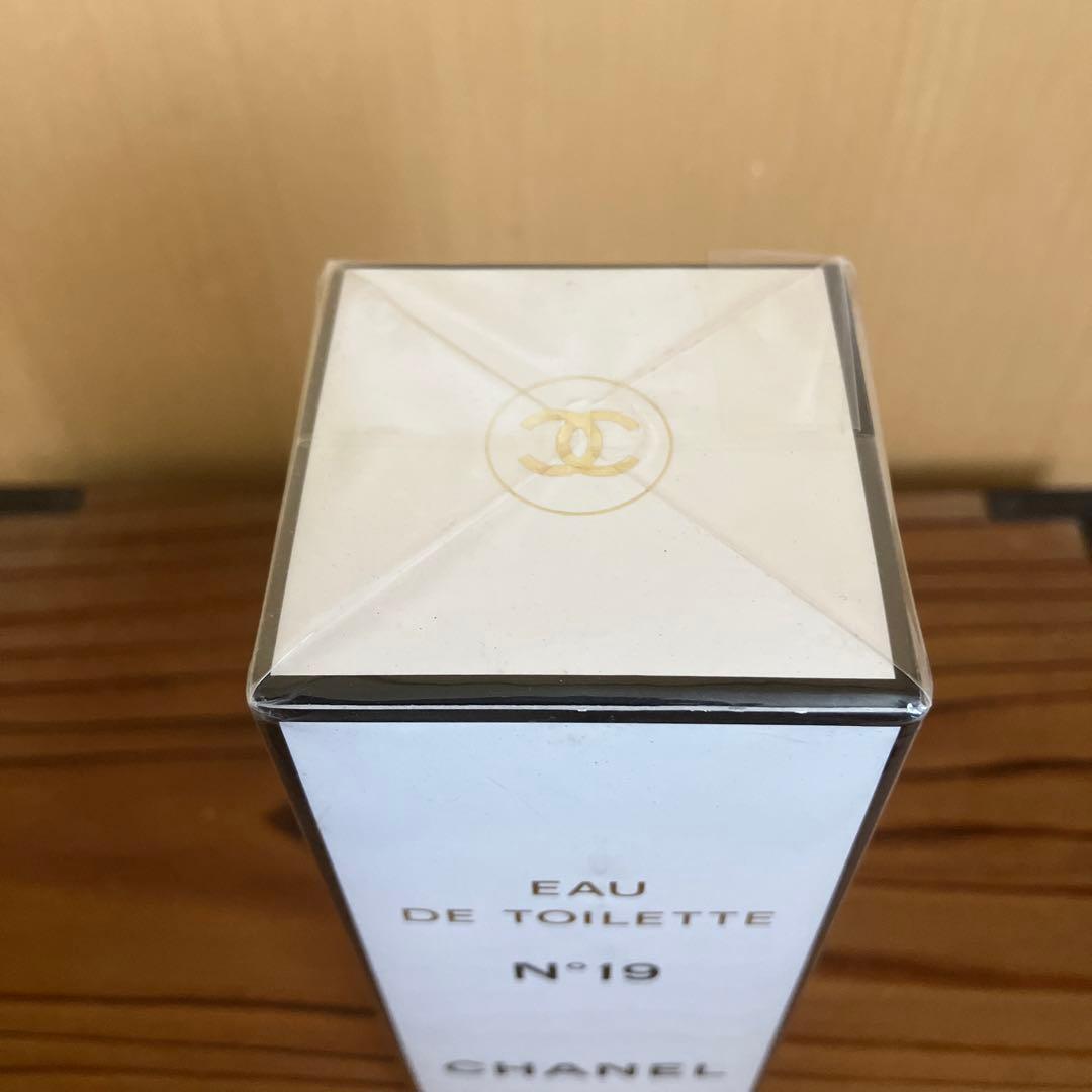 新品未開封 CHANEL Eau de Toilette N°19 100ml 新品未開封 CHANEL Eau de Toilette N°19 100ml