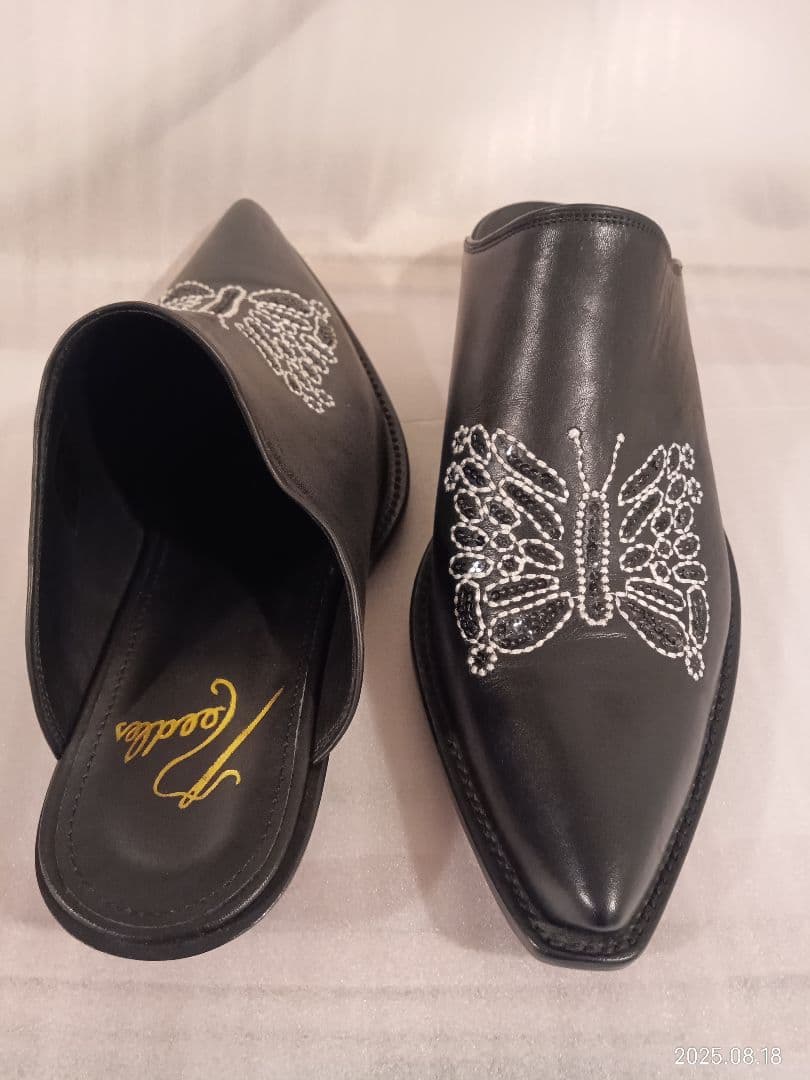 ニードルヒールのパピヨン刺繍ミュール