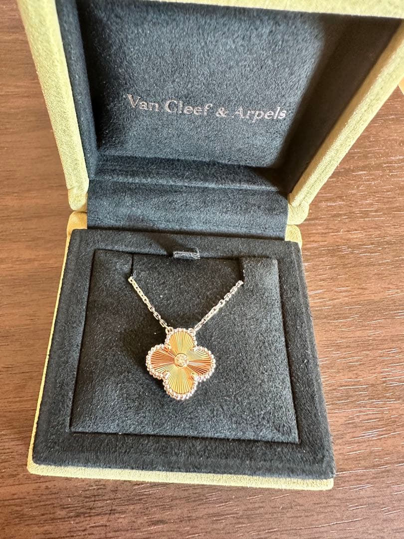 【新品】ヴァンクリーフ&アーペル 2024 ホリデー ギヨシェ ネックレス 850,000円