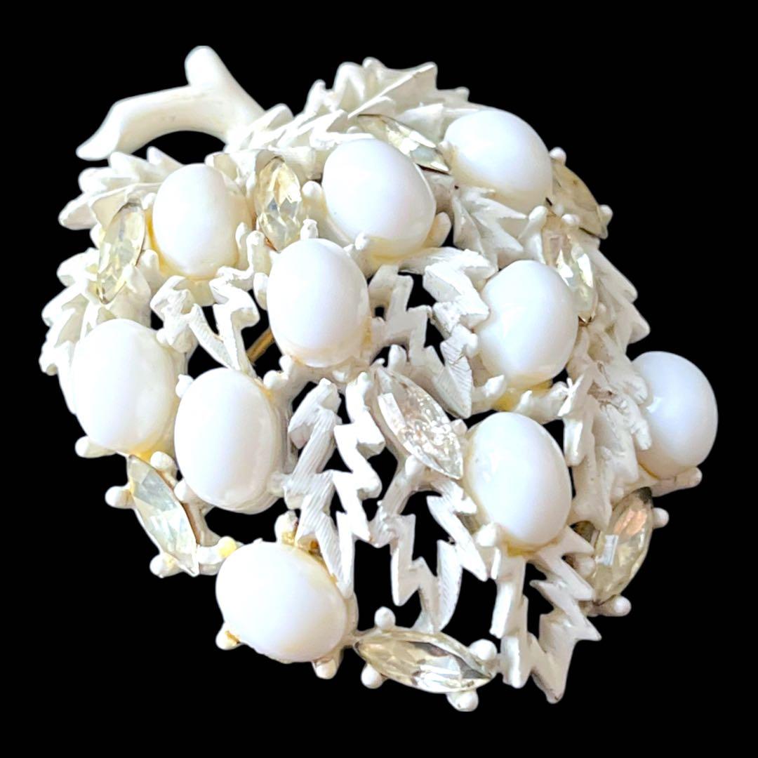 CROWN TRIFARI☆ミルクガラス☆ホワイトフルーツ☆リンゴブローチ