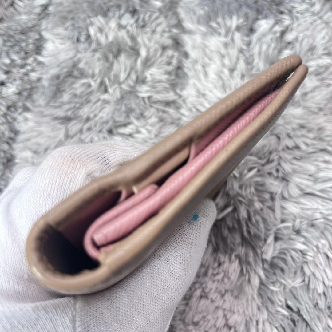 良品✨PRADA 折り財布 バイカラー メタルロゴ ベージュ ピンク