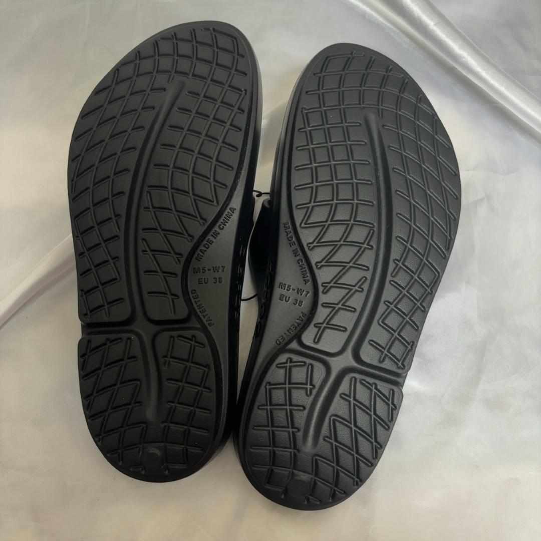 [ウーフォス] リカバリーシューズ OOahh Black 24cm