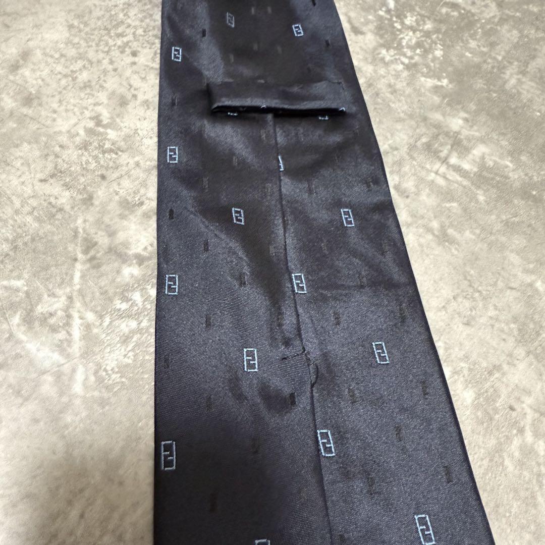 ほぼ未使用品　FENDI ネクタイ　高級シルク　ズッカ柄　FFロゴ　ブラック系 FENDI フェンディ ネクタイ ズッカ FF柄 ブラック シルク 光沢