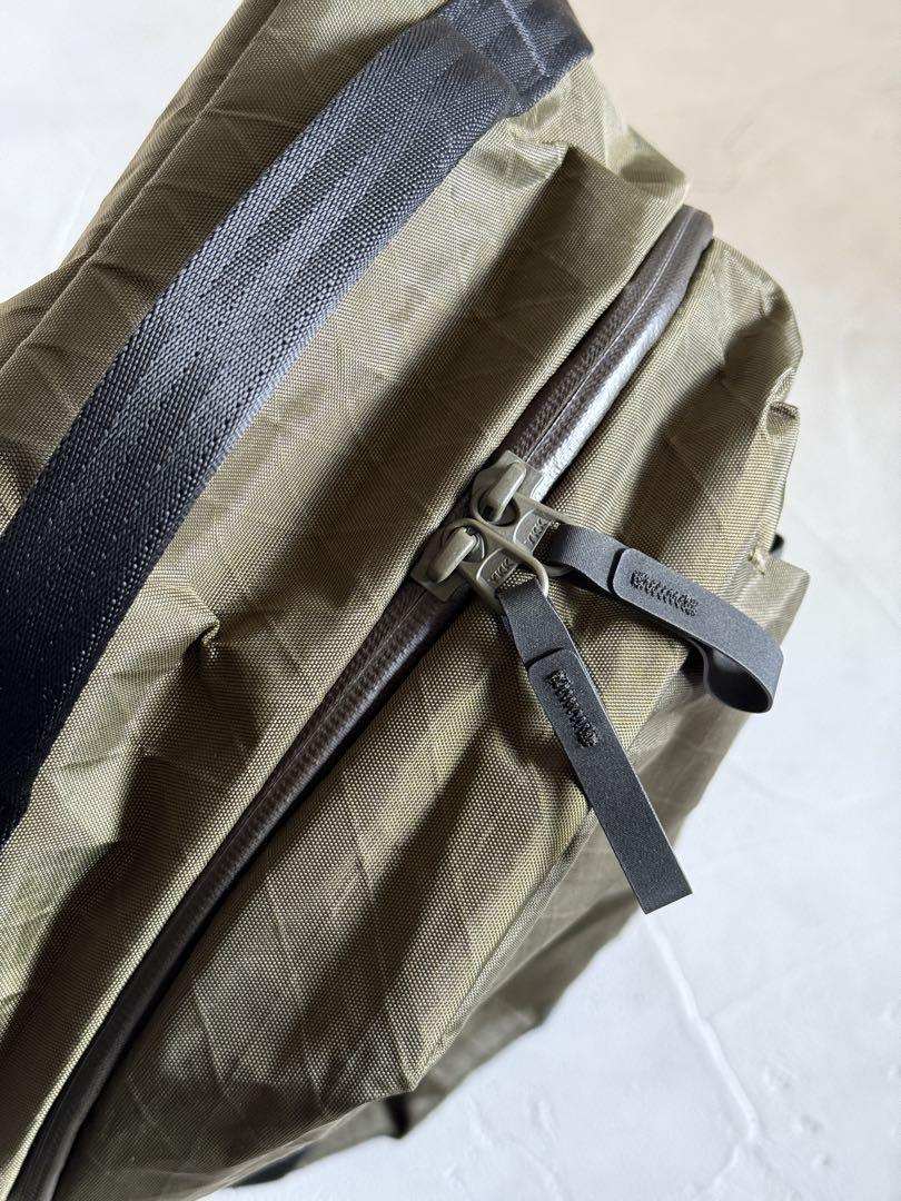 バッグ Able Carry Daily Plus X-Pac Olive