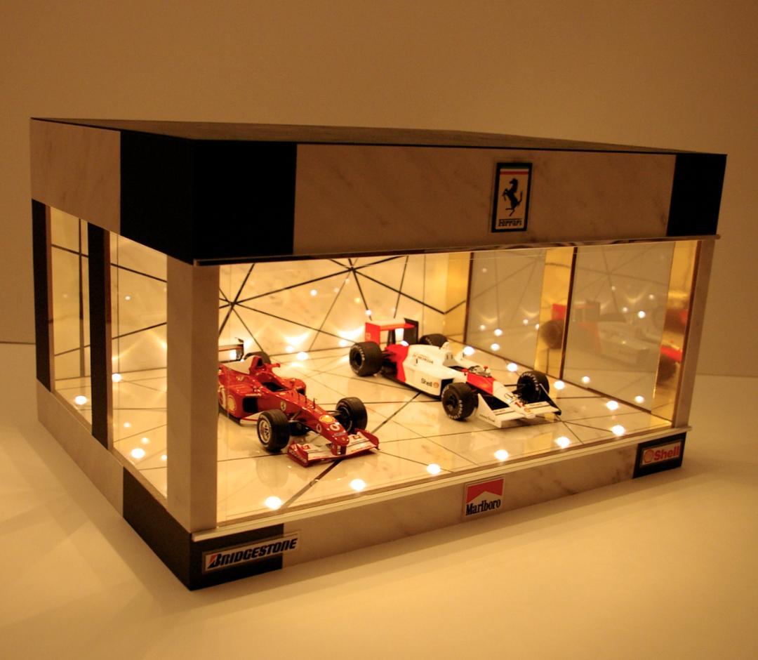 1/18、3台展示可・ホワイトマーブル基調・ディスプレーBOX