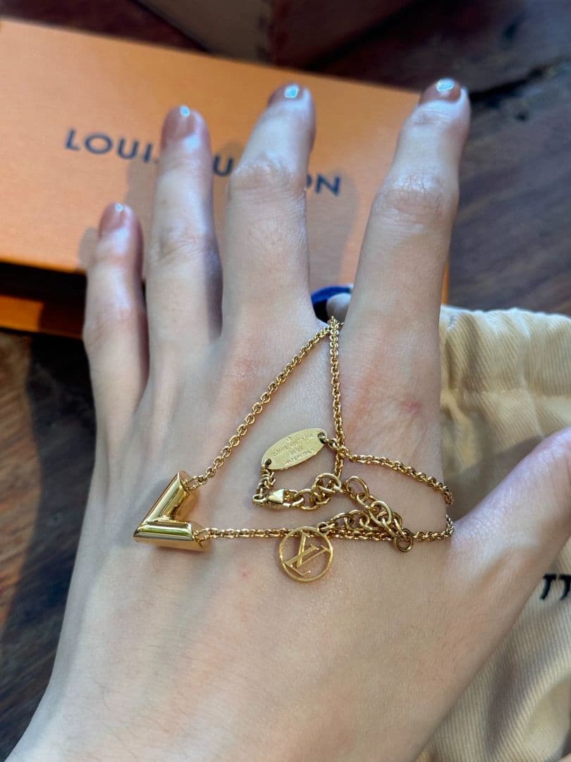 Louis Vuitton ゴールド V字型ネックレス Louis Vuitton ゴールド V字型ネックレス