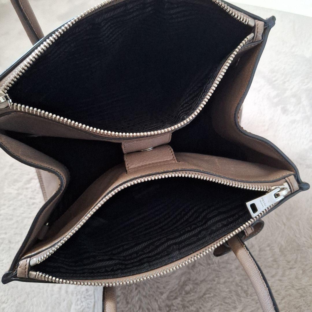 PRADA グレーモカ トートバッグ ショルダーストラップ付き　2ウェイ PRADA グレーモカ トートバッグ ショルダーストラップ付き 2