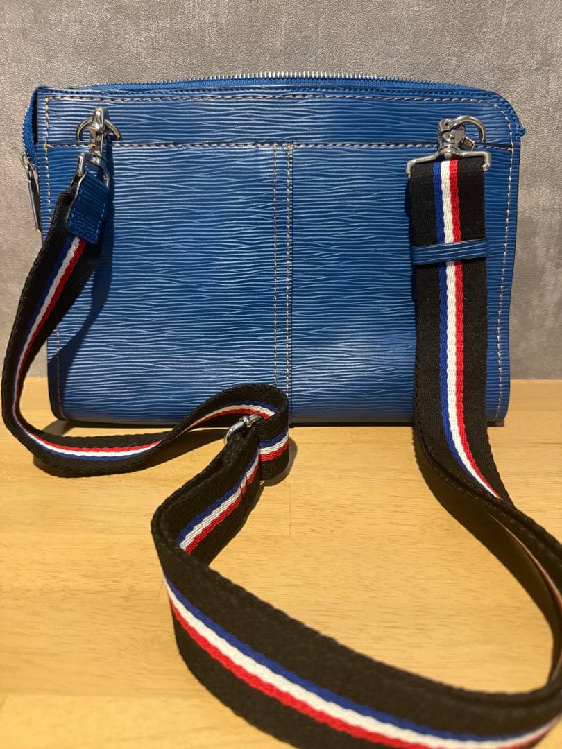 CASTELBAJAC 青 エナメルショルダーバッグ CASTELBAJAC 青 エナメルショルダーバッグ