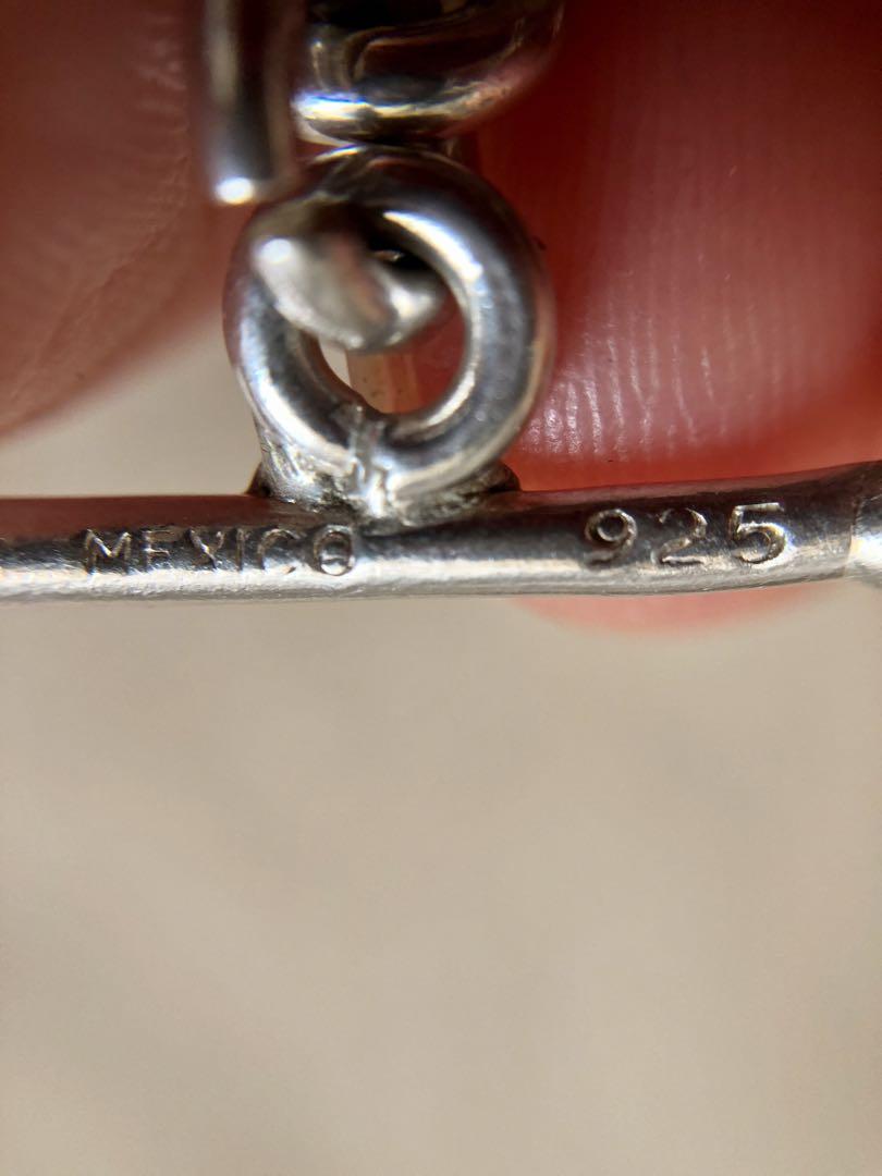 925