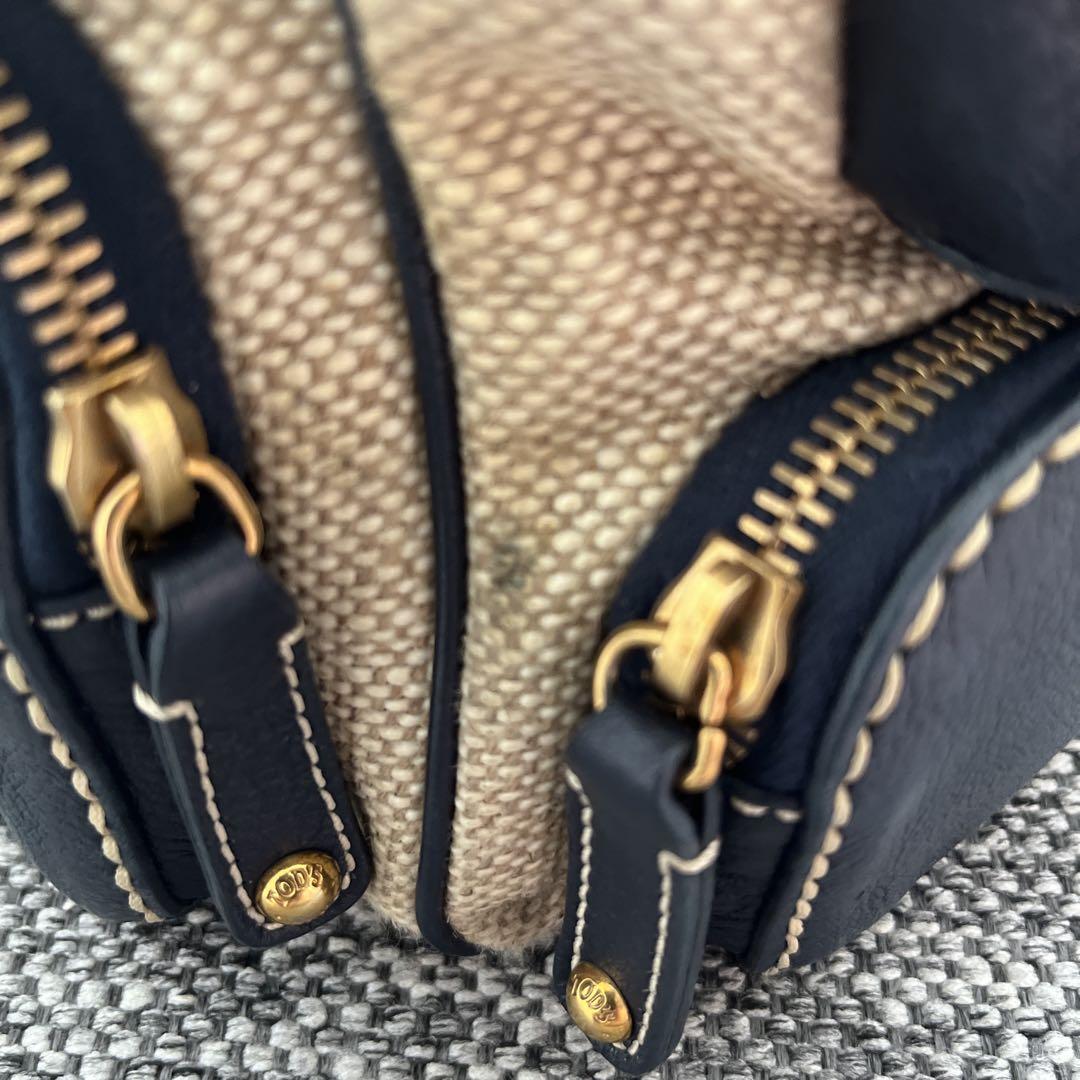 TOD'S ネイビーとベージュのハンドバッグ