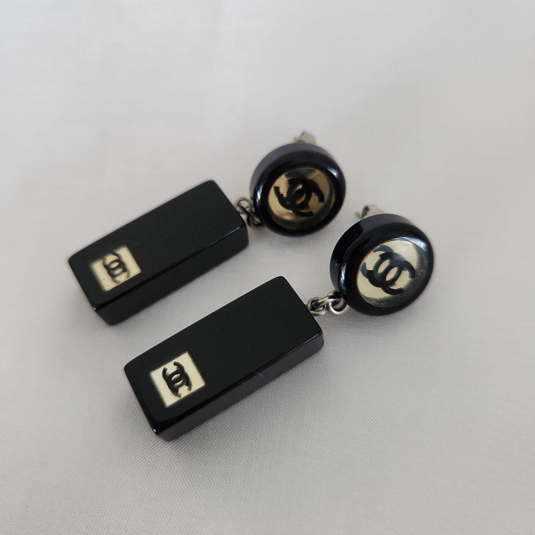 ‼️とっても可愛いデザイン‼️CHANEL ブラック ロゴ ピアス(両耳用)