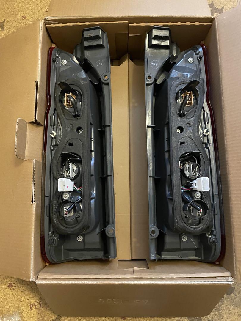 トヨタハイエース純正テールランプ(5型)200系　新車外し　美品！