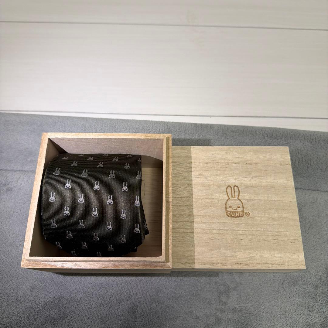 ネクタイ ウサギが並んでる CUNE