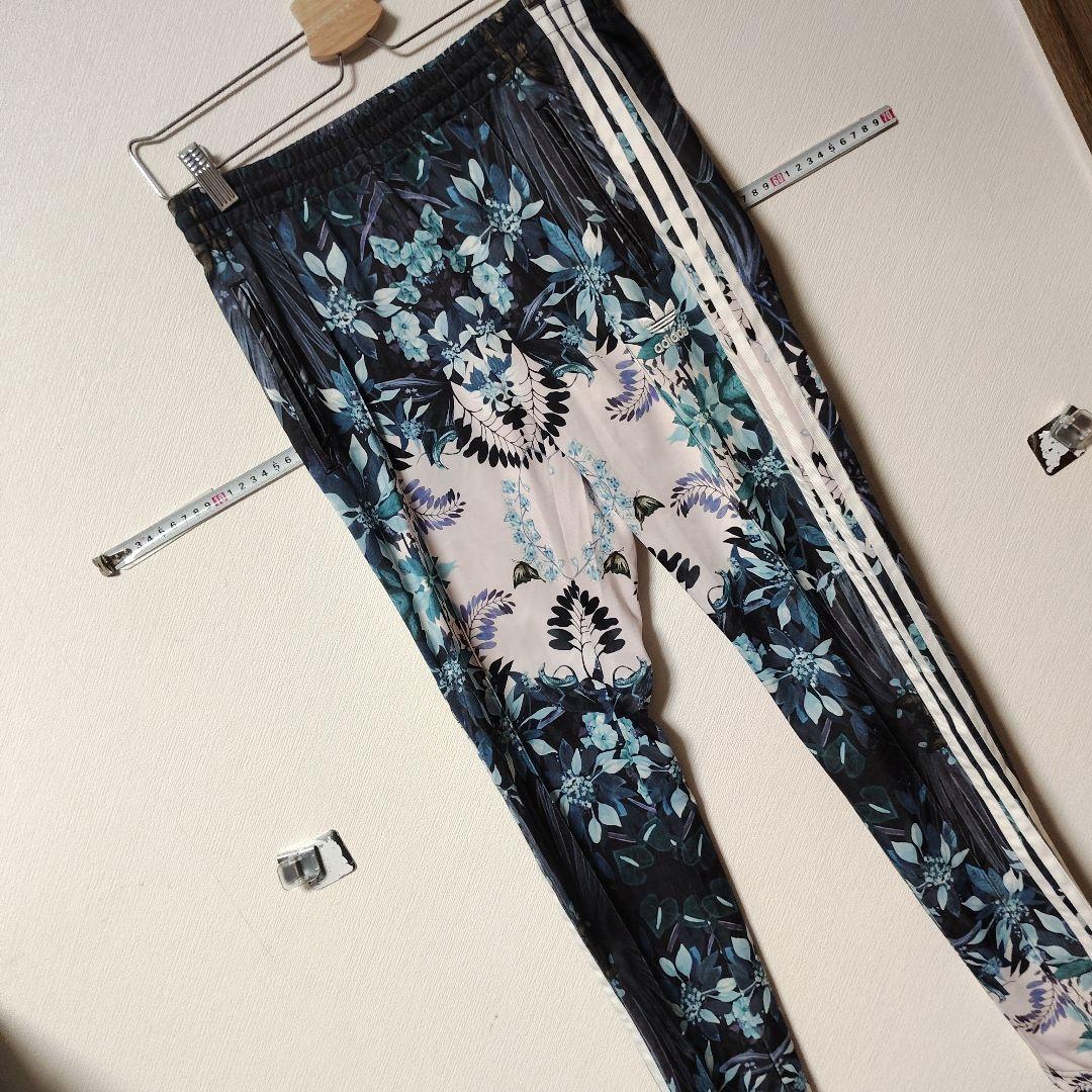 adidas 花柄ストライプジョガーパンツ