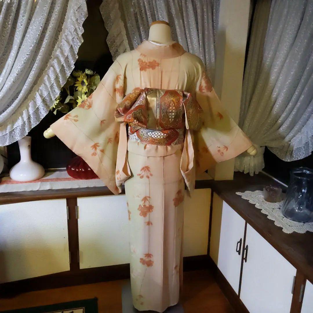 はんなりと優しい地色に曙色の花が流れる美しいアンティーク正絹のお着物です