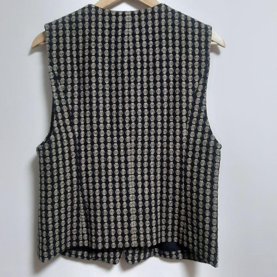 激安の Lailian 未使用 黒とベージュのパターン ベスト ノースリーブ トップス