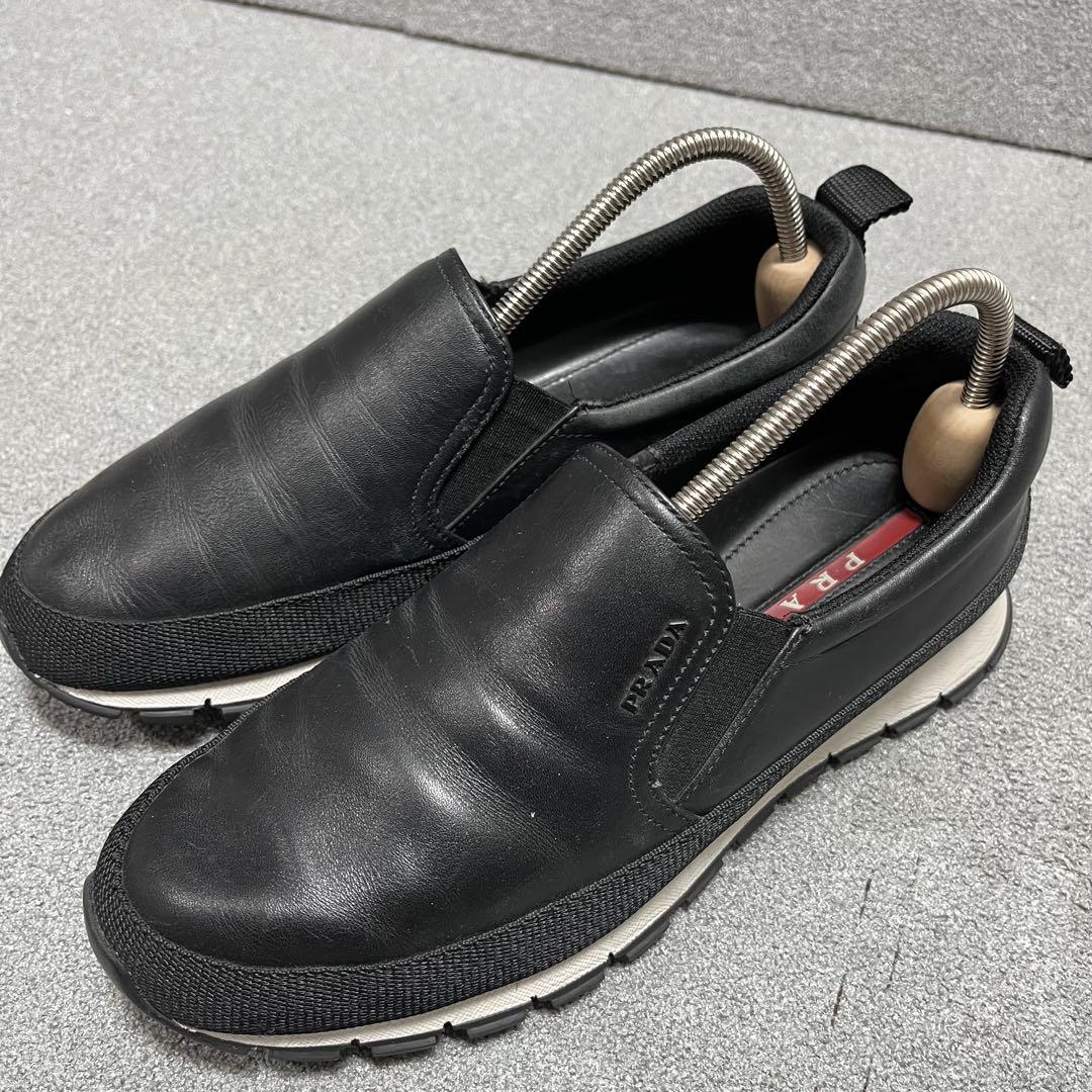 PRADAラインロゴ際立つ黒革×ナイロン質感重厚テックハイブリッド厚ソール