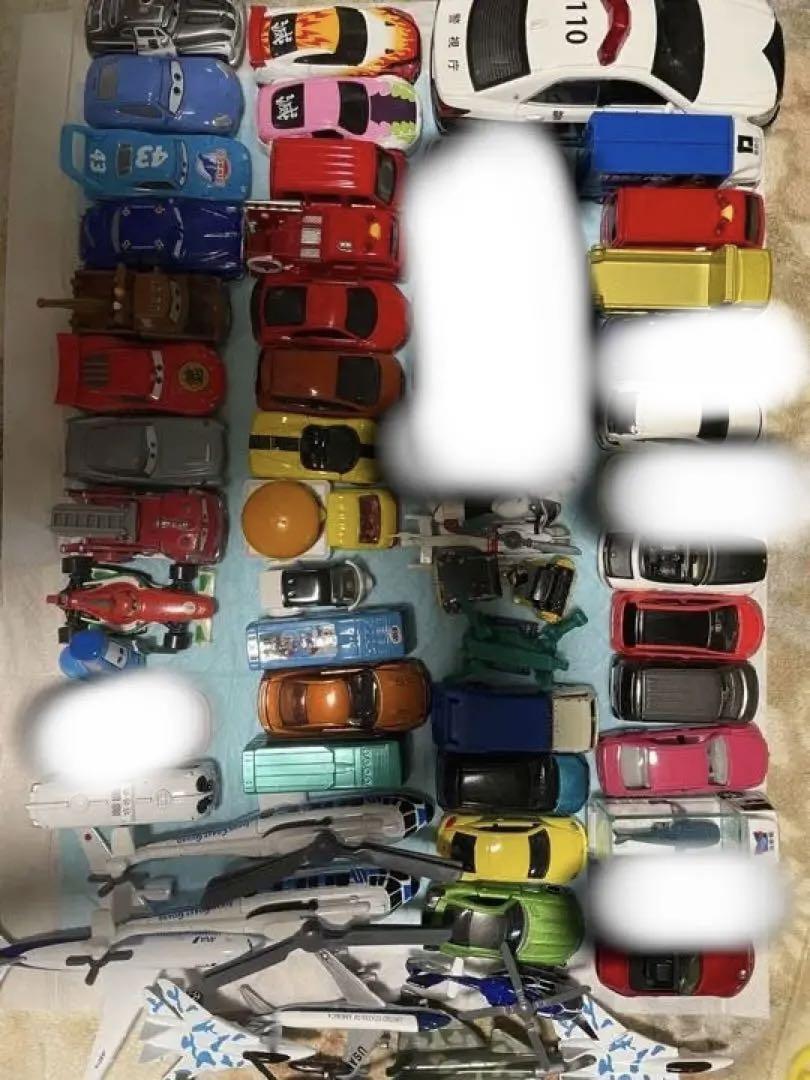 トミカとガチャガチャの車や飛行機 | monsterdog.com.br
