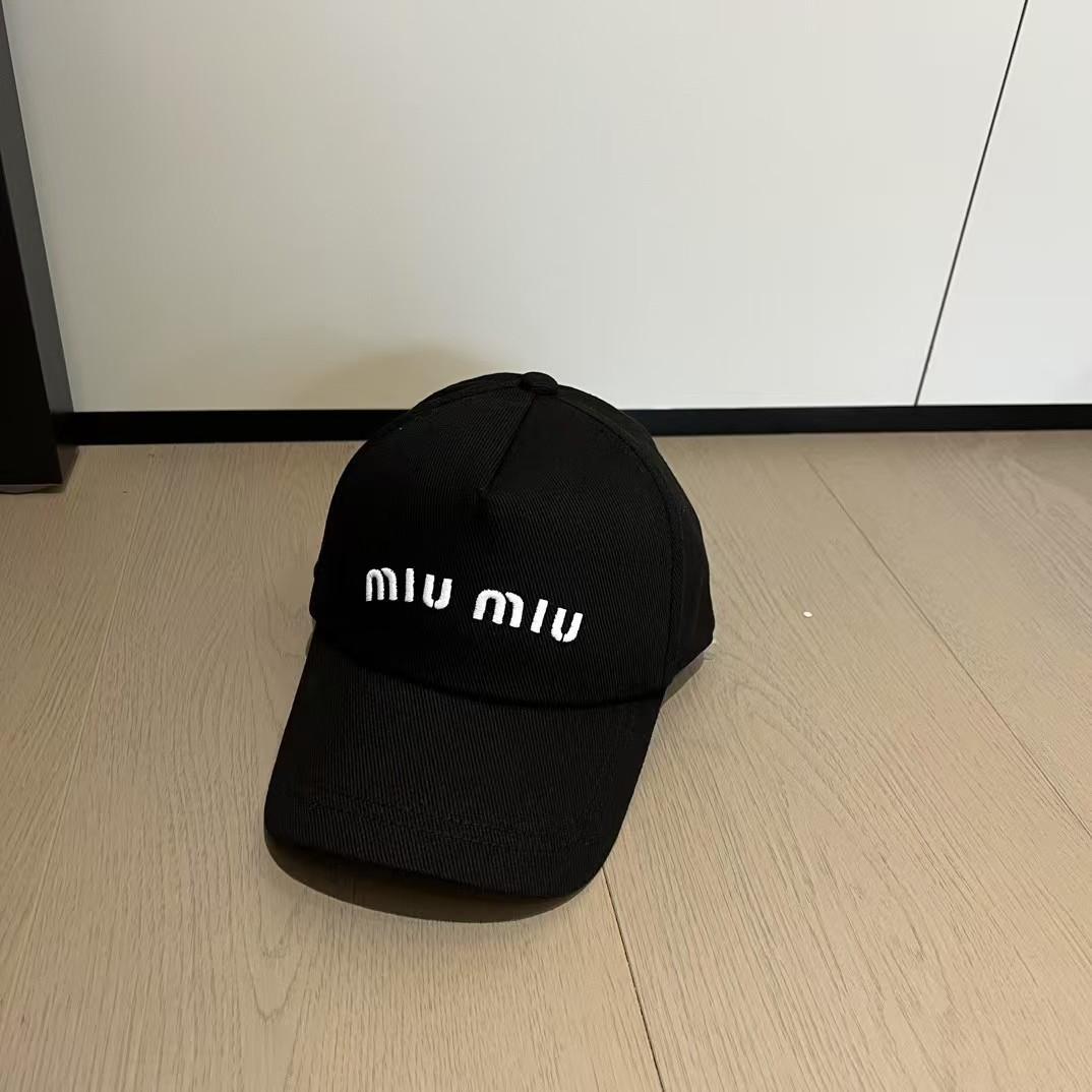 MIU MIU ブラック ベースボールキャップ 帽子