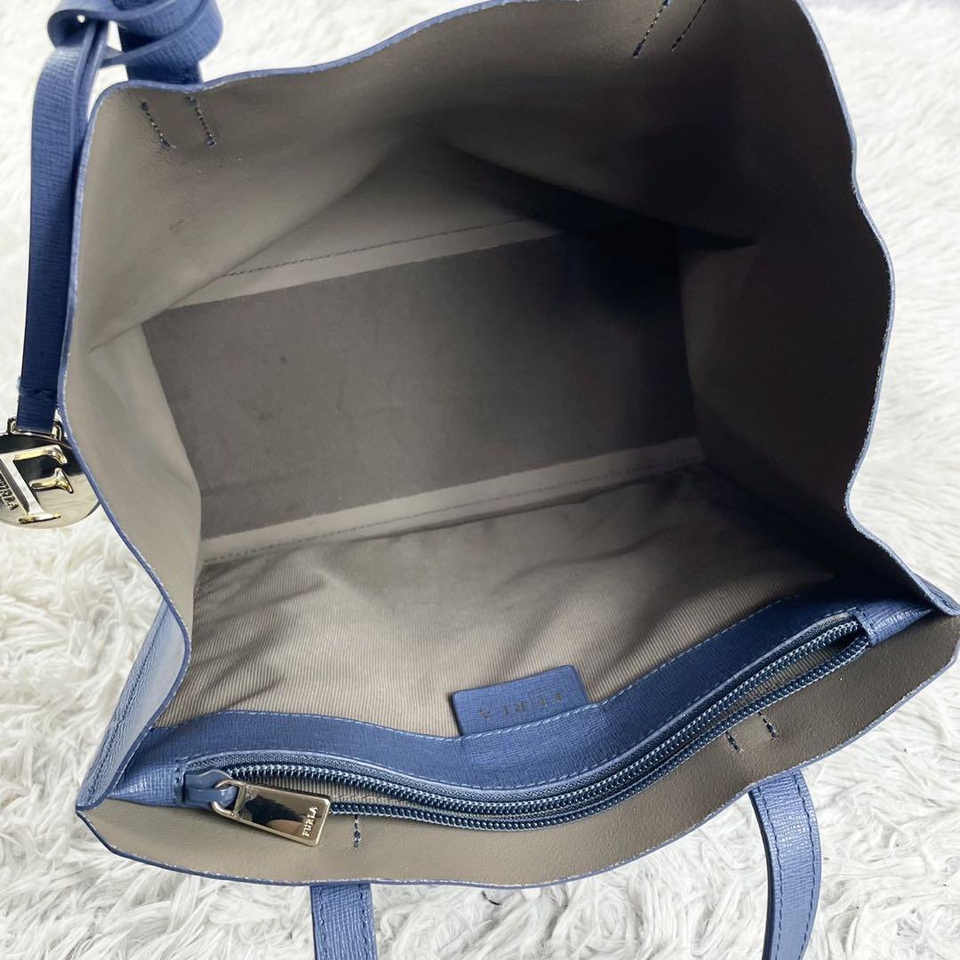 美品 フルラ レザー サリー ハンドバッグ ロゴ 大容量 ネイビー