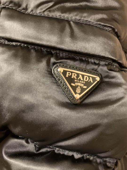 在庫通販 ゲリラセール すぐ発送 PRADA ダウン 肩ロゴあり サイズ40 ブラック fpFuK-m35501365556 最新品特価