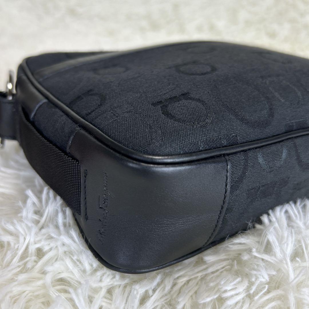 【美品】Salvatore Ferragamo ガンチーニ　ショルダーバッグ