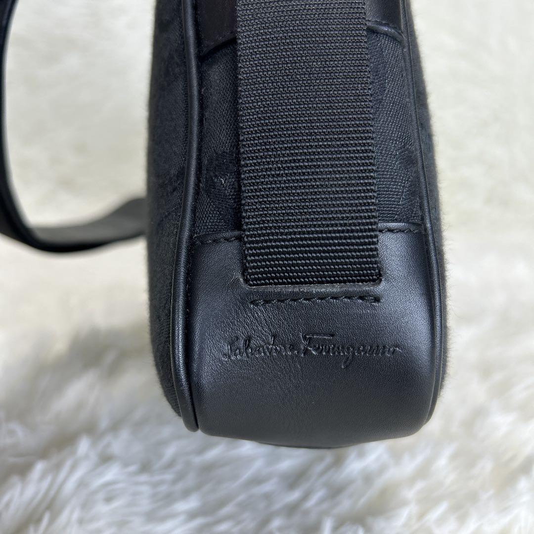 【美品】Salvatore Ferragamo ガンチーニ　ショルダーバッグ