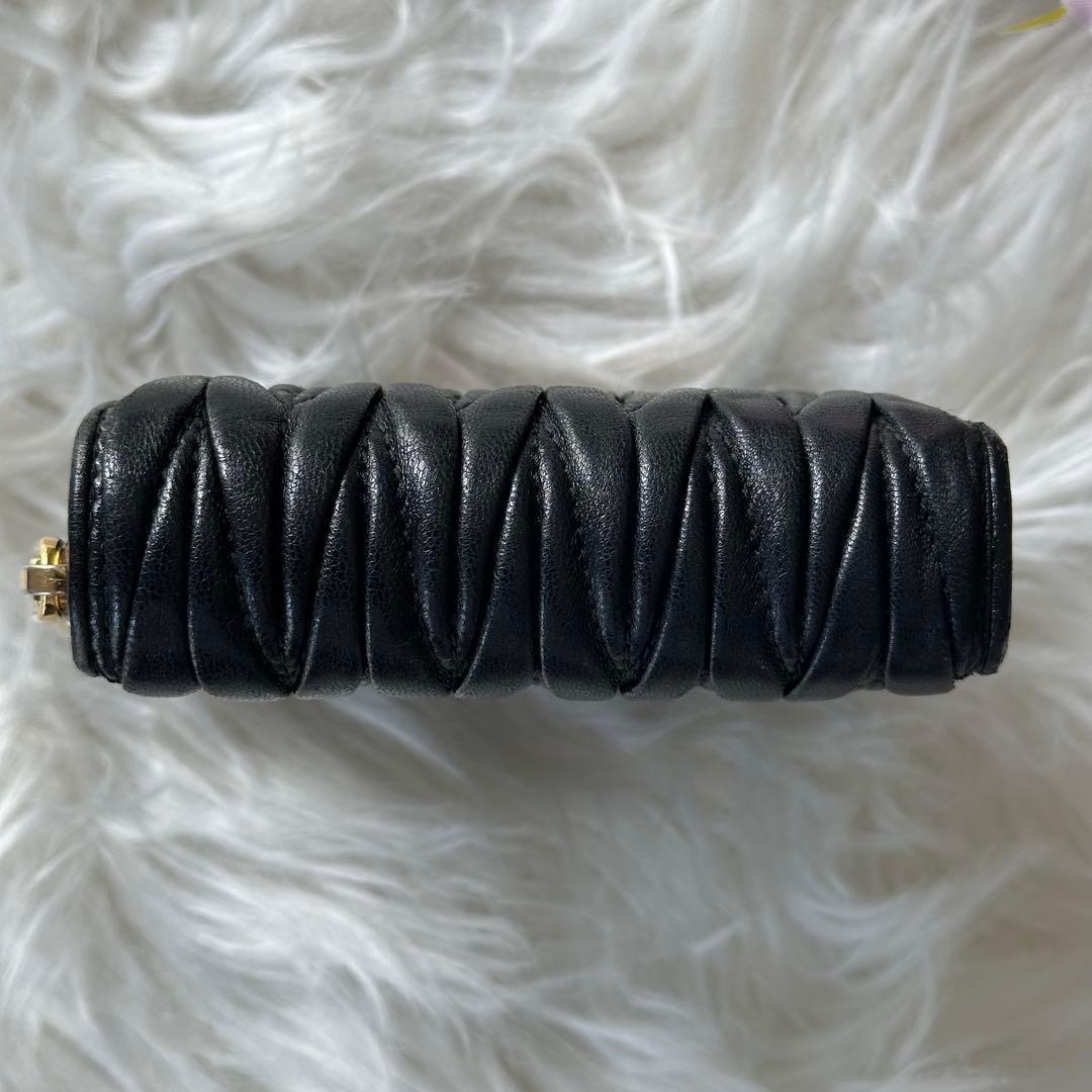 MIUMIU マテラッセ 二つ折り 財布 ラウンドファスナー ブラック MIUMIU マテラッセ 二つ折り 財布 ラウンドファスナー ブラック