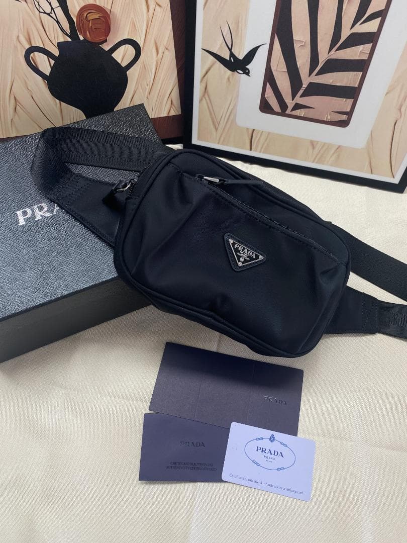 PRADA ボディバッグ 黒 ナイロン