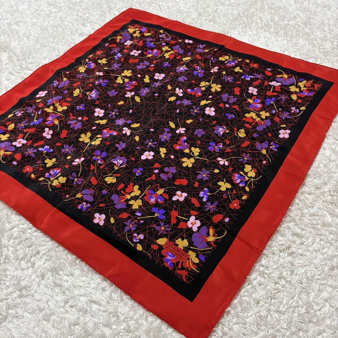 イタリア製　美品　GIVENCHY 赤と黒の花柄スカーフ　シルク